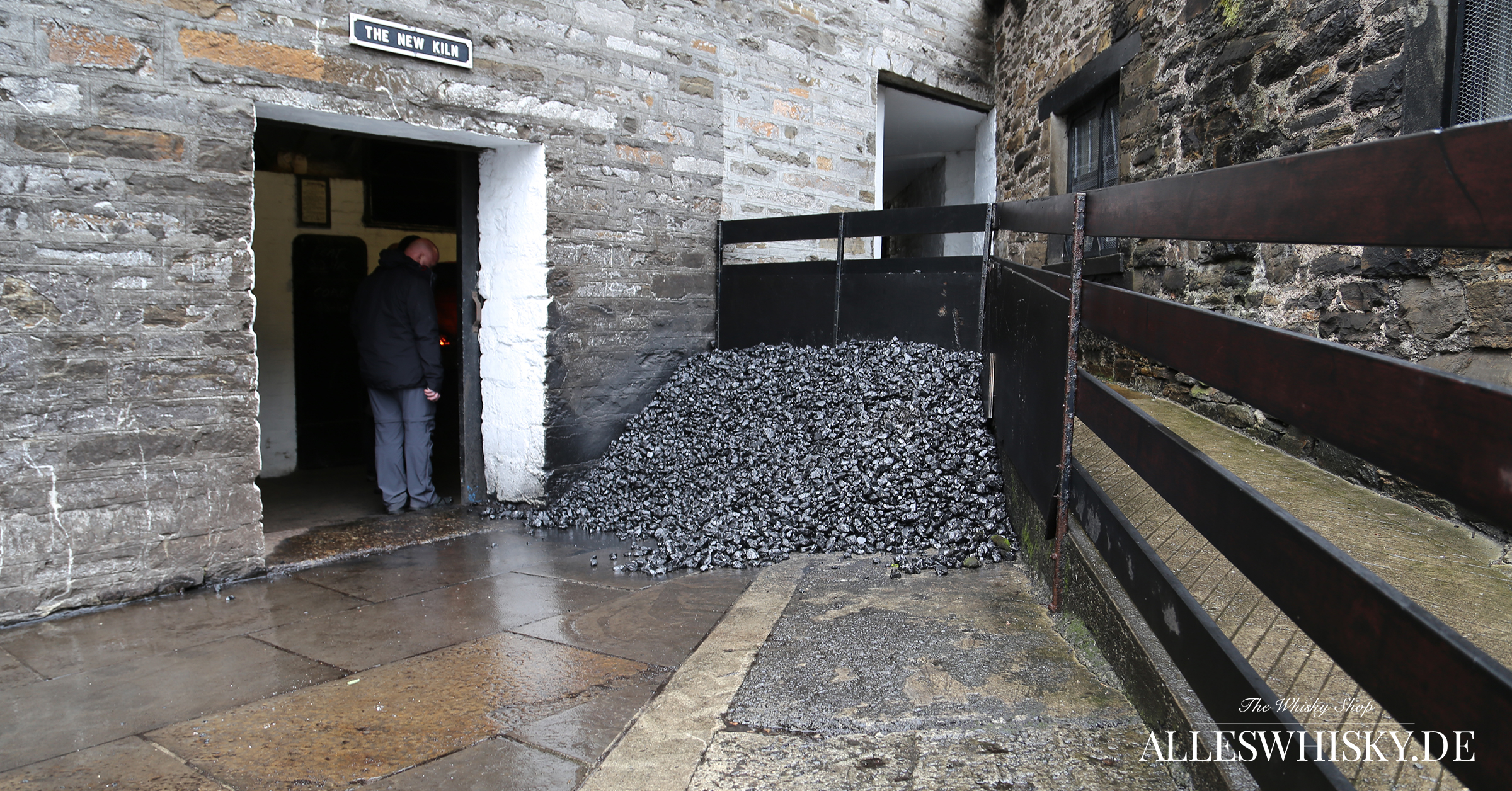 Highland Park - Kohlelager direkt vor dem Eingang zum Kiln
