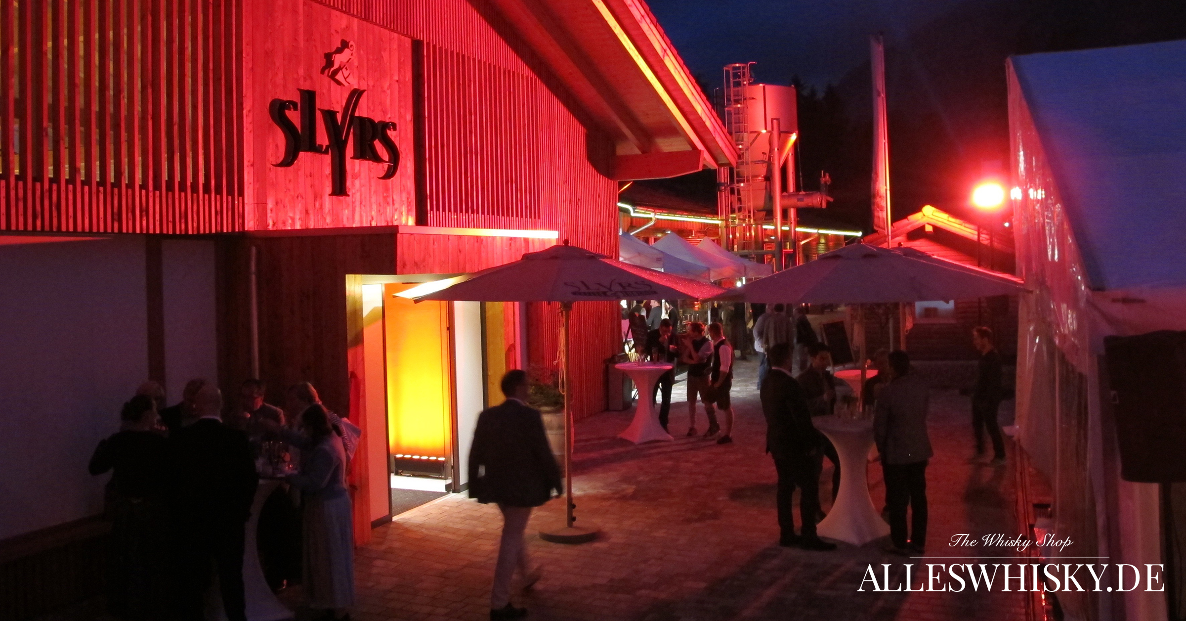 Feierliche Neueröffnung Slyrs Caffee und Lunchery Brennerei bei Nacht
